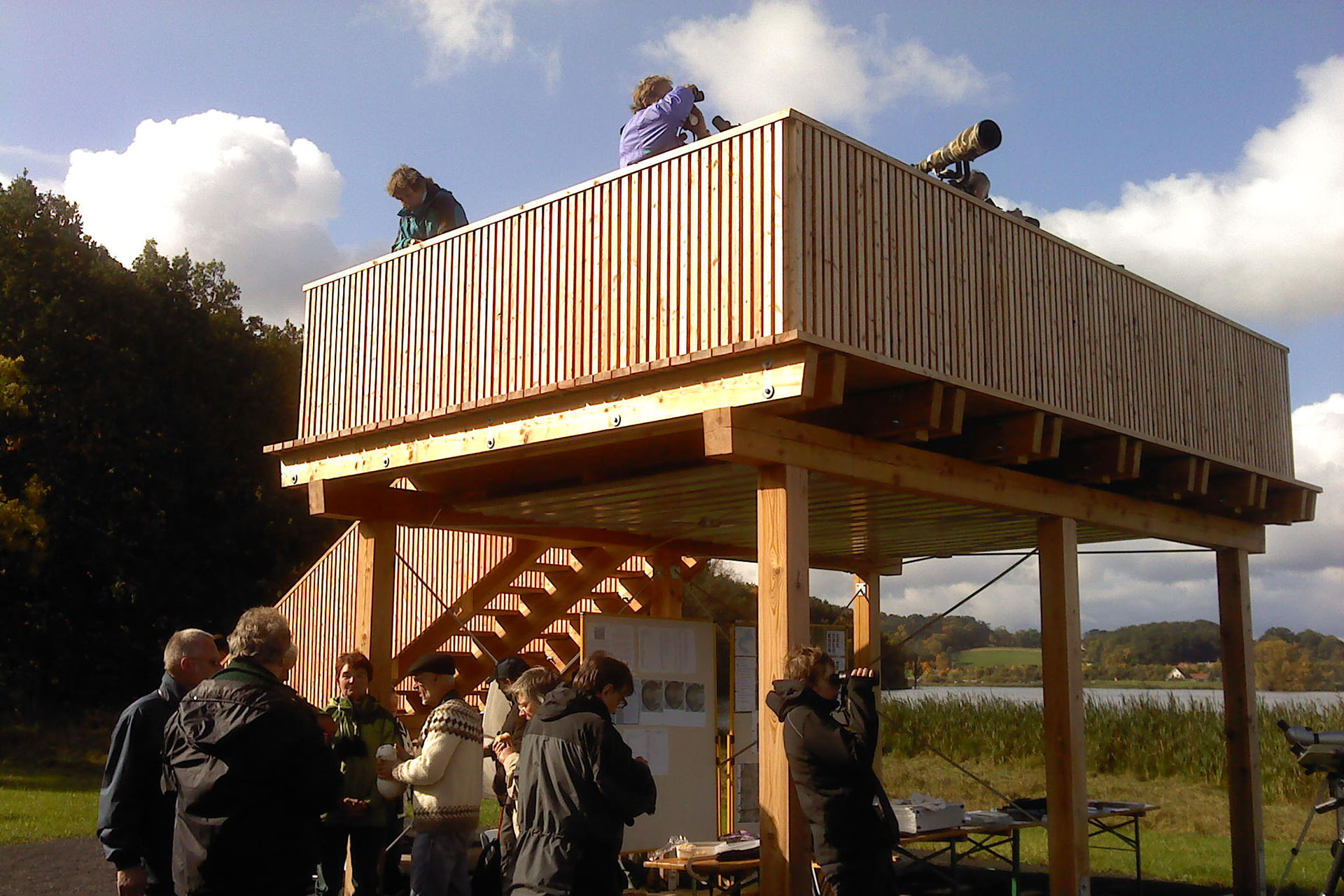Vogelbeobachtungsturm am Biotopsee des Goldbergsees