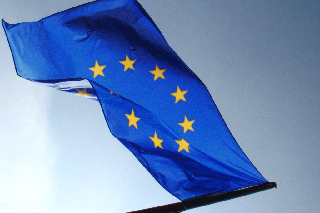 Die blaue Europa-Flagge weht im Wind.