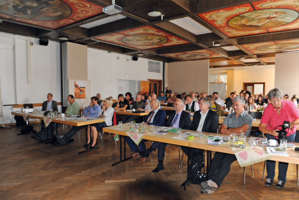 Regierungspräsident Lohner betonte in seinem Grußwort die Bedeutung der artenreichen Wiesen für die Kulturlandschaft Schwabens. Viele Interessierte hören ihm zu.