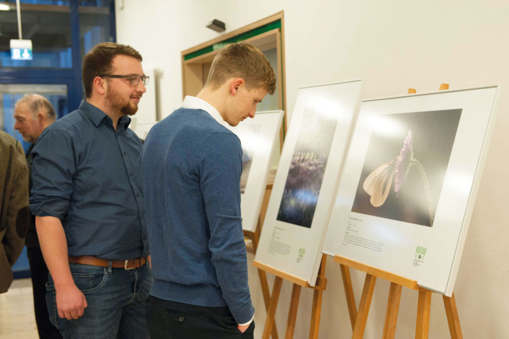 Besucher der Vernissage. Foto Lisa Mitterbuchner/ANL