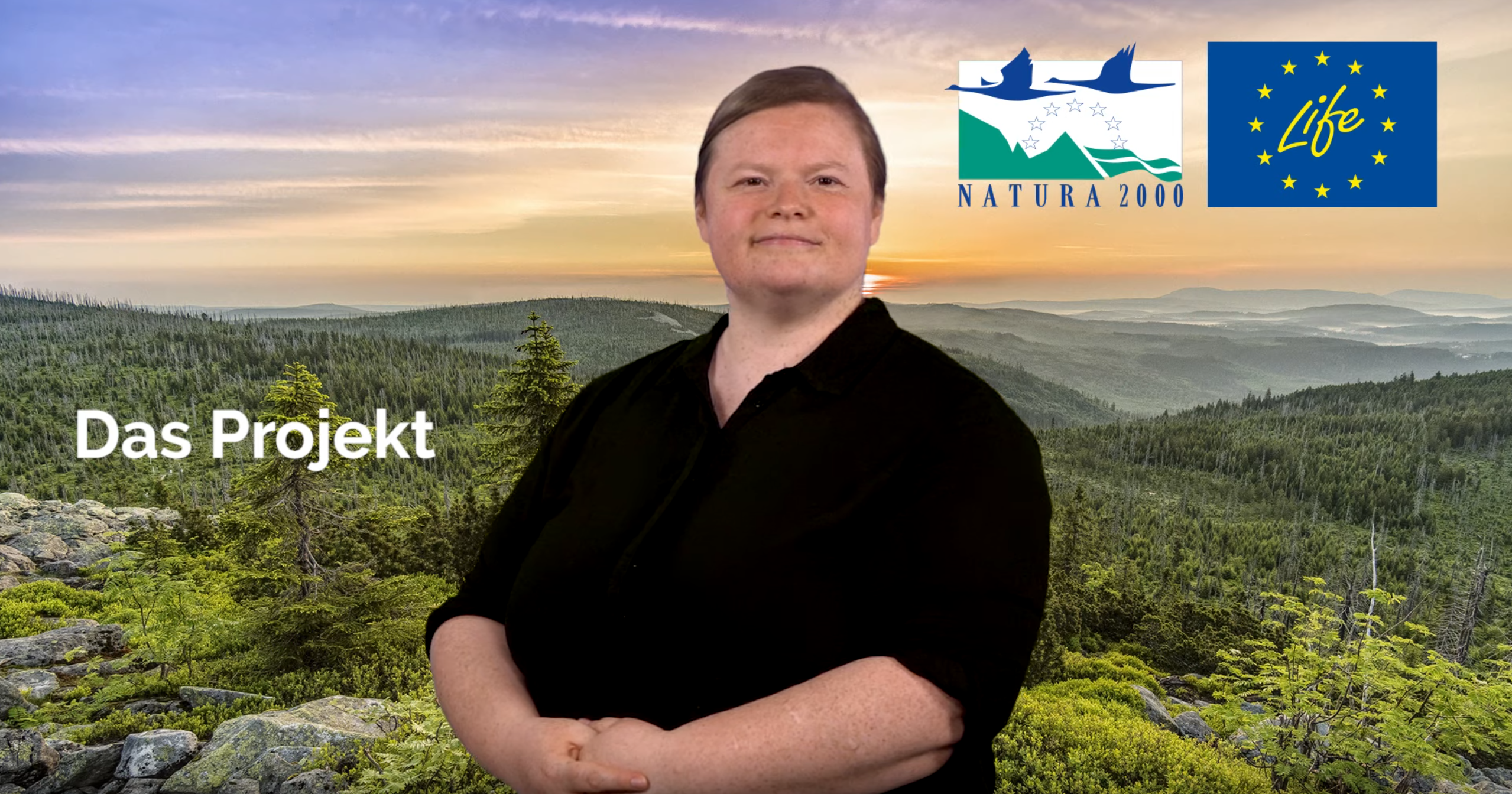 Vor dem Hintergrund einer weiten, bewaldeten Hügellandschaft steht eine Person, umgeben von der Aufschrift Das Projekt auf der linken Seite und den beiden Logos von Natura2000 und dem Life-Projekt auf der rechten Seite.