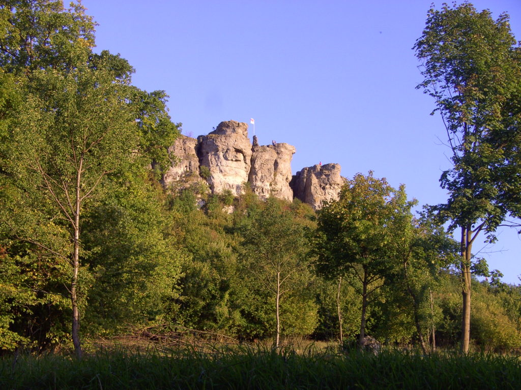 Die markanten Felsen des Staffelbergs. Am Hangfuß schließt sich dicht bewaldetes Gebiet an.