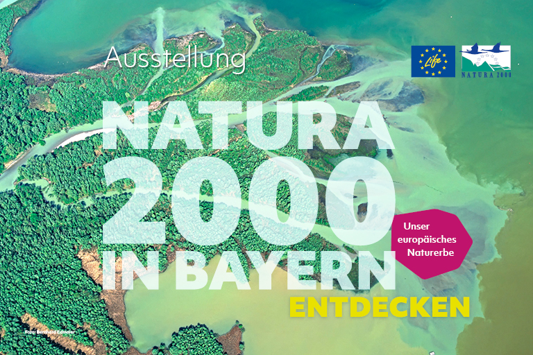 Im Hintergrund ist das türkisgrüne Delta des Flusses Tiroler Achen, der in den Chiemsee mündet, zu sehen. Oben rechts sind die Logos des LIFE-Programms und von Natura 2000 zu sehen. Unten rechts befinden sich zwei Waben, eine mit violettem Hintergrund und der Aufschrift "Unser europäisches Naturerbe" und eine mit einem Bild von Alexander Huber.