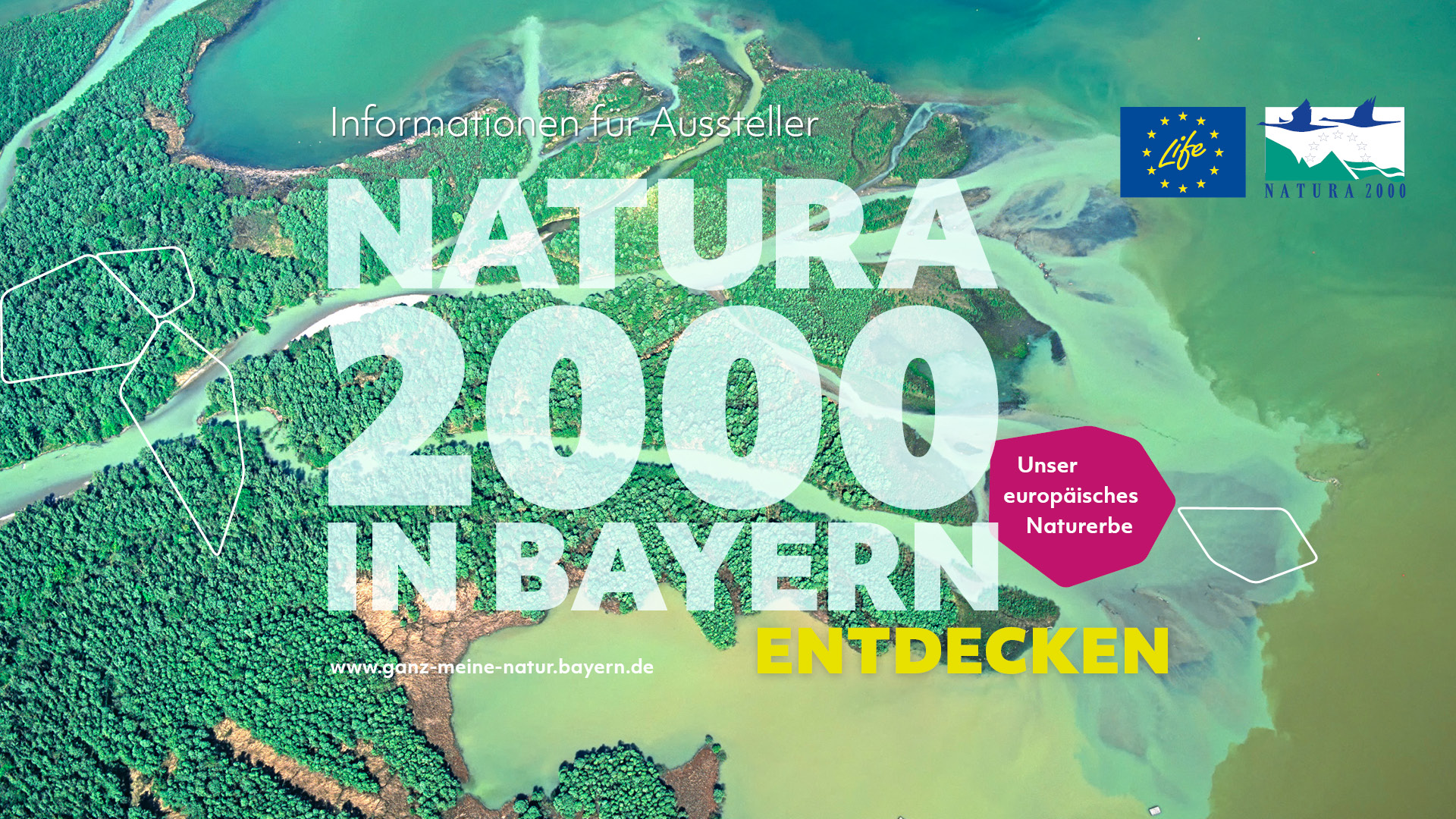 Im Hintergrund ist das türkisgrüne Delta des Flusses Tiroler Achen, der in den Chiemsee mündet, zu sehen. Oben rechts sind die Logos des LIFE-Programms und von Natura 2000 zu sehen. Unten rechts befinden sich zwei Waben, eine mit violettem Hintergrund und der Aufschrift "Unser europäisches Naturerbe" und eine mit einem Bild von Alexander Huber.