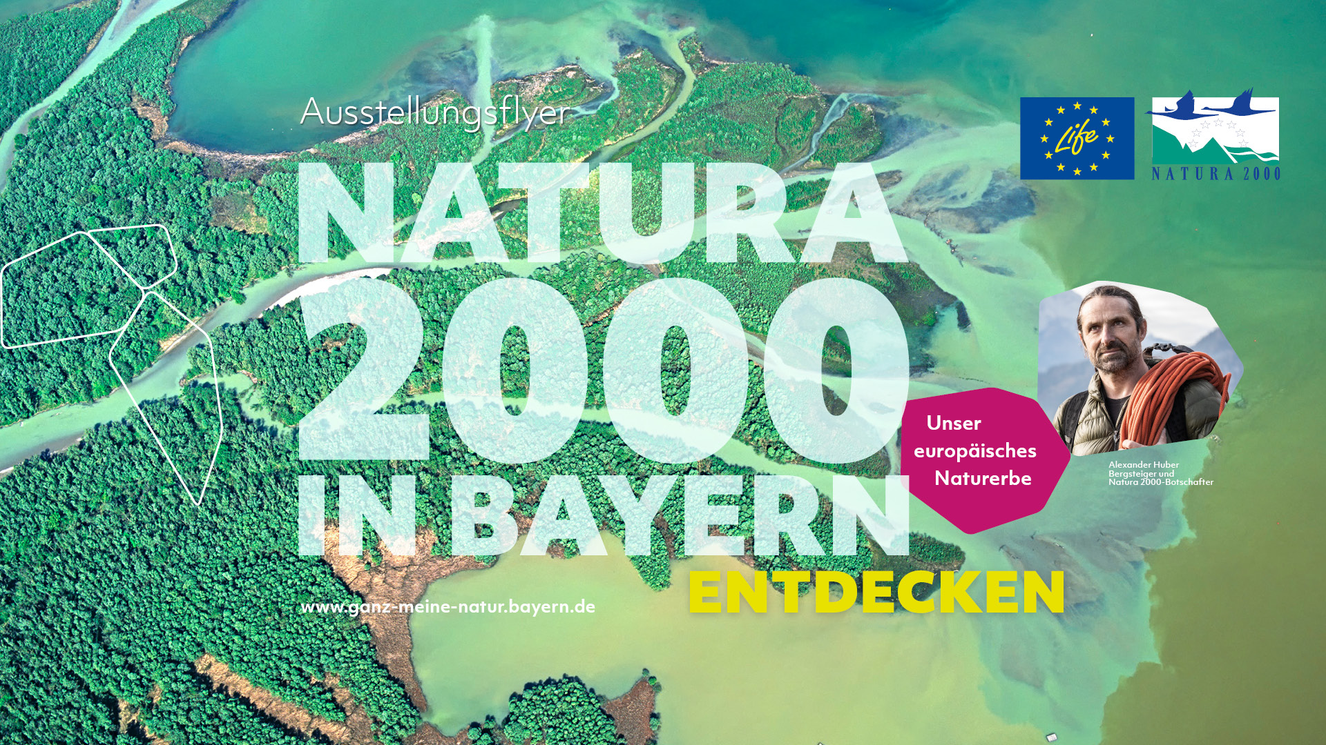 Im Hintergrund ist das türkisgrüne Delta des Flusses Tiroler Achen, der in den Chiemsee mündet, zu sehen. Oben rechts sind die Logos des LIFE-Programms und von Natura 2000 zu sehen. Unten rechts befinden sich zwei Waben, eine mit violettem Hintergrund und der Aufschrift "Unser europäisches Naturerbe" und eine mit einem Bild von Alexander Huber.