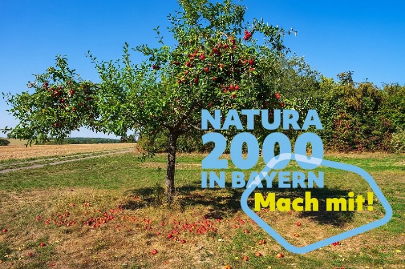 Obstwiese mit Apfelbaum und dem Aufruf Natura 2000 in Bayern - Mach mit!