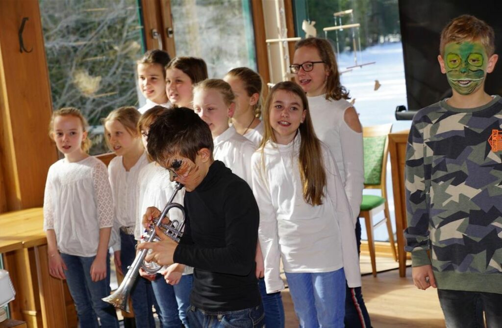 Kinder singen und musizieren.