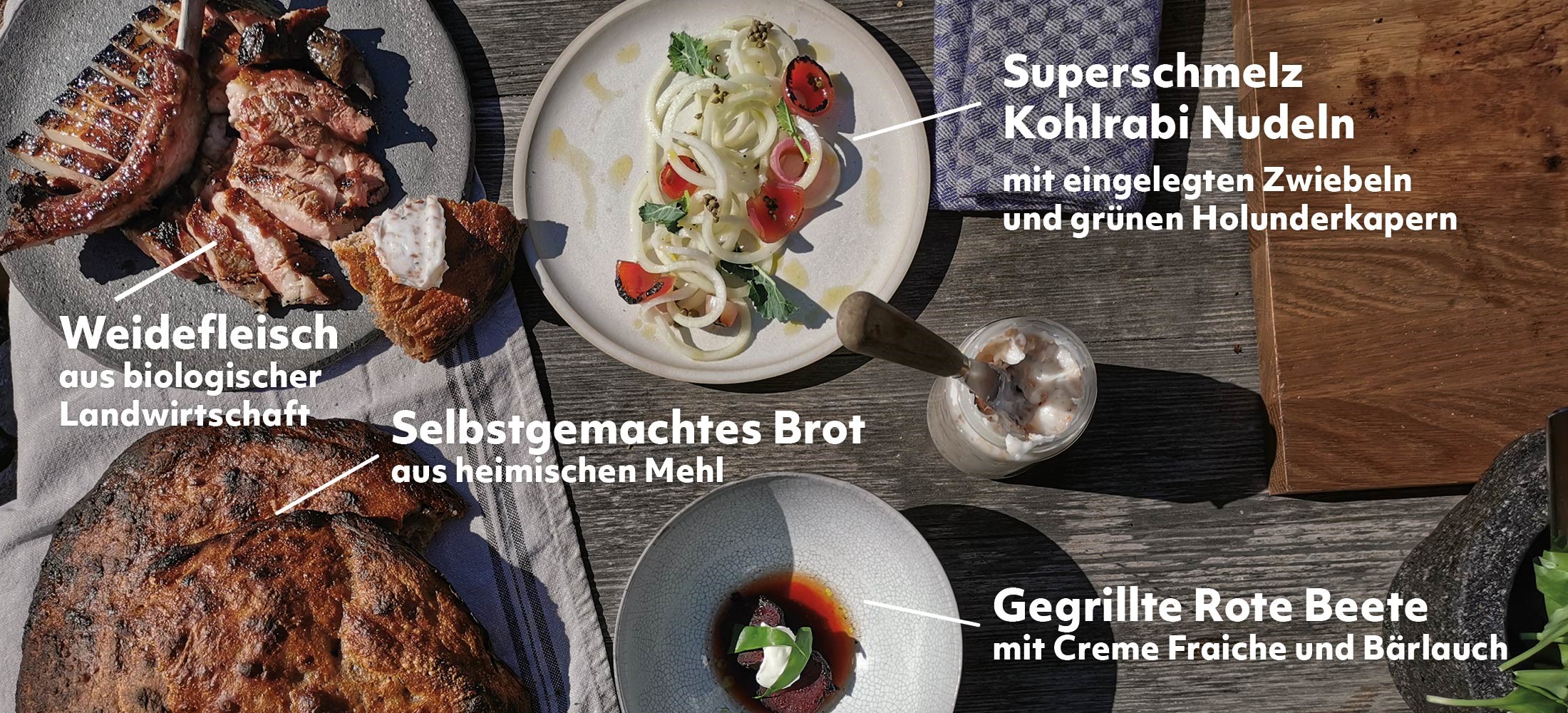 Draufsicht auf das Gericht, dass Max Müller zubereitet hat. Weidefleisch und Kolrabi-Nudeln, dazu ein selbstgebackenes Brot und gegrillte rote Beete.