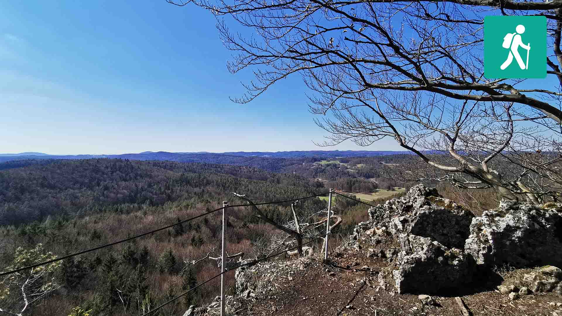 Ein hügeliges Tal liegt vor einer Erhöhung.