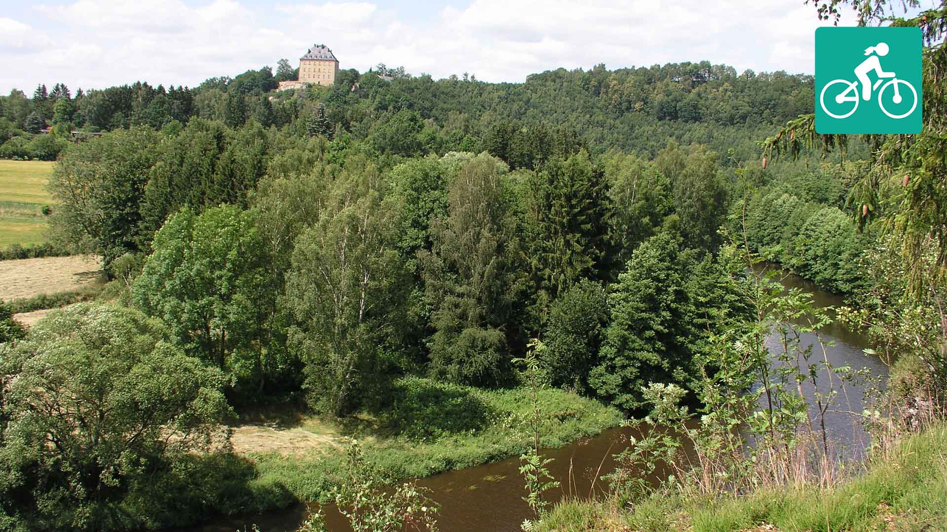 Ein Fluss fließt zwischen Wäldern.