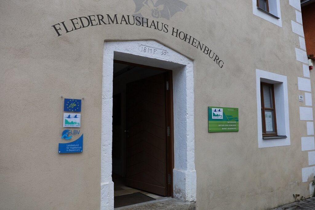 Eingangsbereich des Fledermaushauses in Hohenburg mit Schildern