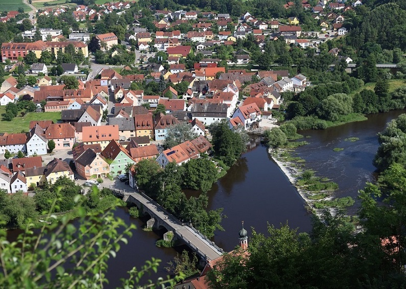 Stadtansicht Kallmünz von der Burg aus, im Vordergrund Brücke und Fluss