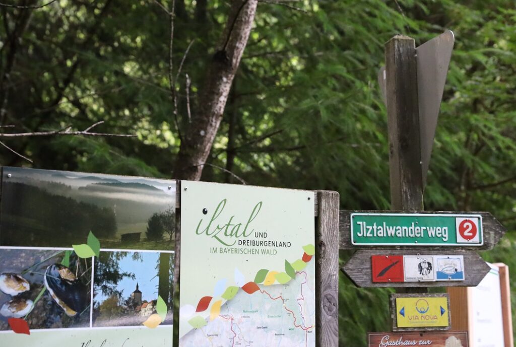 Beschilderung und Wegweiser entlang des Ilztal-Wanderwegs