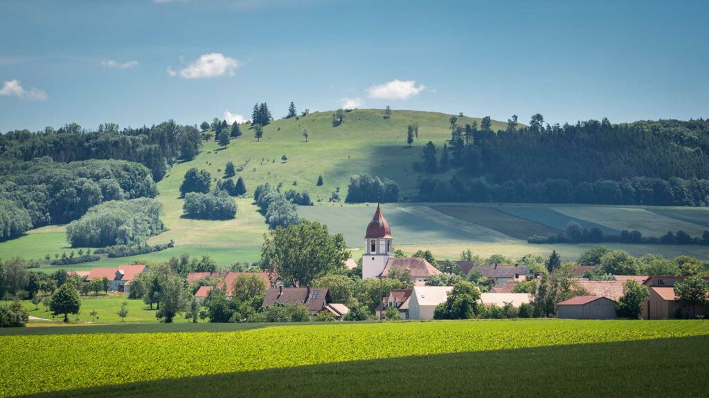Vor einem Hügel liegt die Ortschaft Sammenheim.