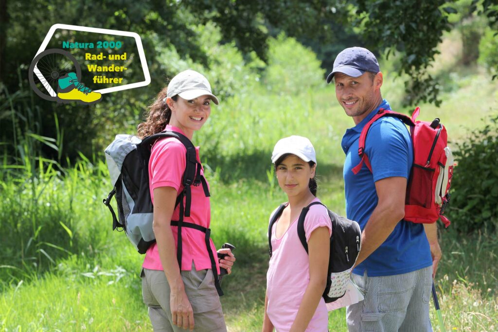 Eine Familie macht sich auf den Weg zu einer Wanderung.