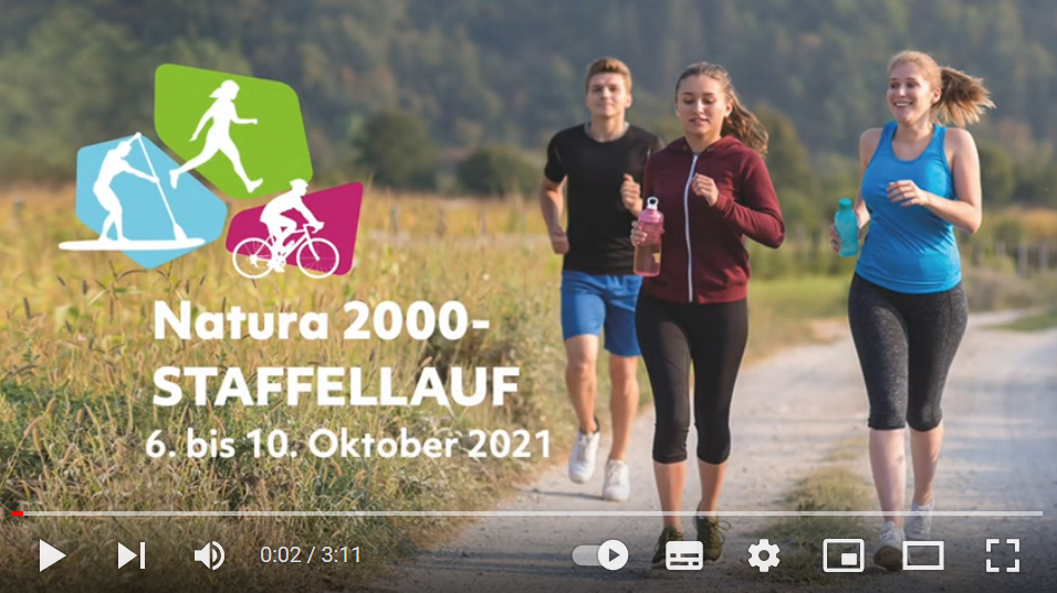 Startbild der Präsentation zum Natura 2000-Staffellauf: 3 junge Leute laufen einen Feldweg entlang.