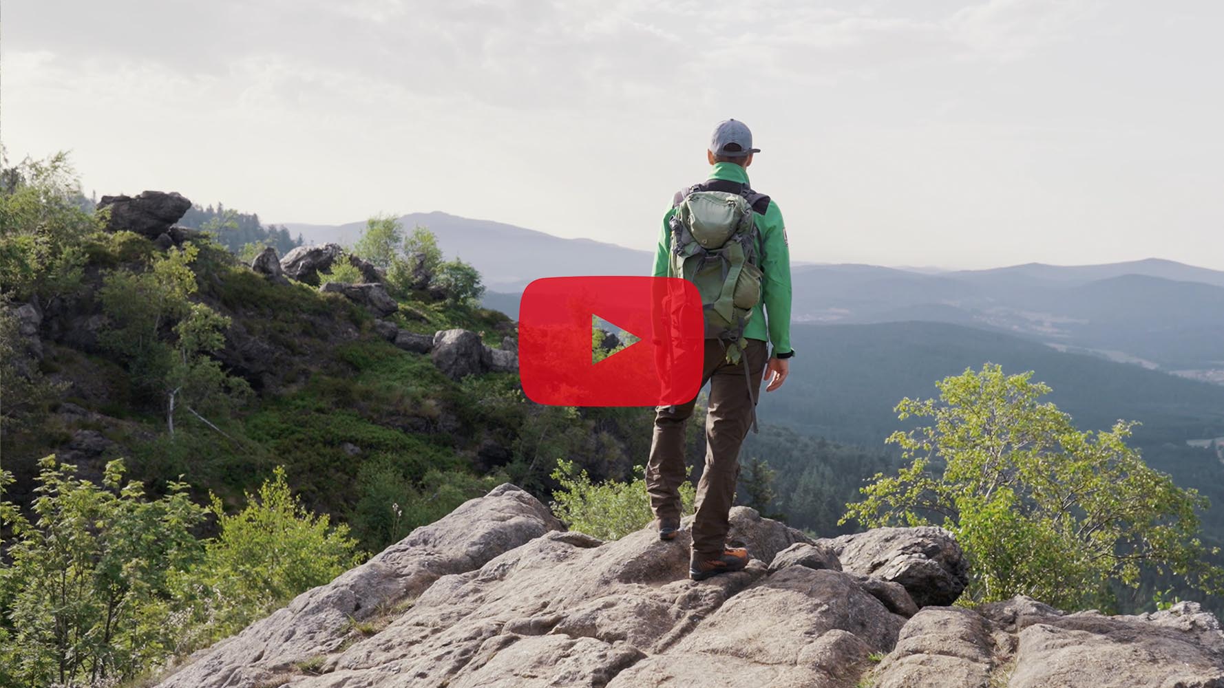 Gebietsbetreuer Johannes Matt steht am Gipfel des Silberbergs und blickt über den Bayerischen Wald.