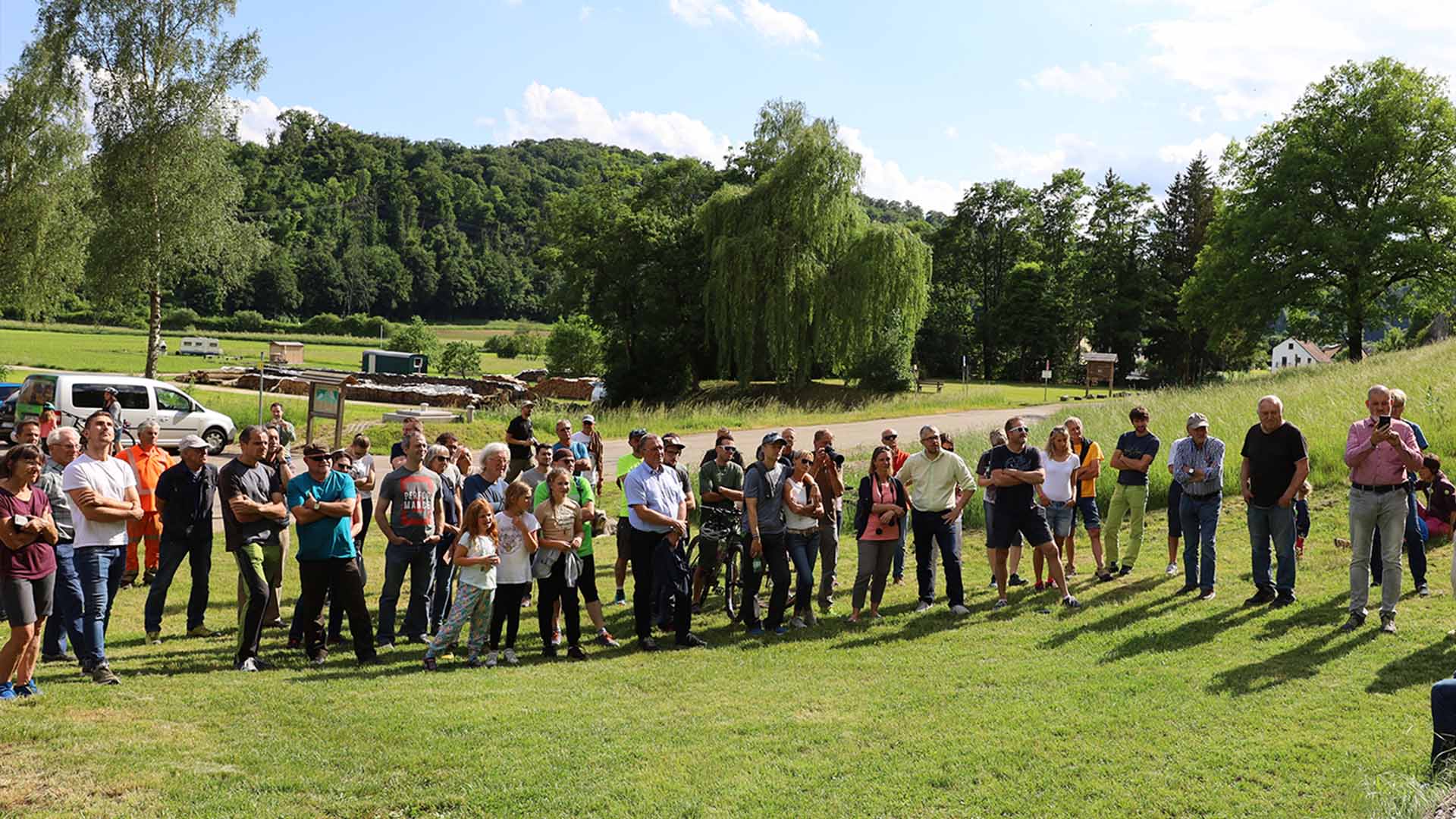 Viele Menschen kamen zum Dohlenfelsen nach Eichstätt.