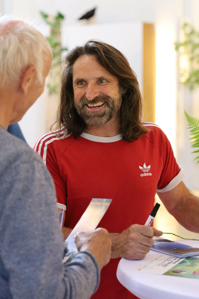 Alexander Huber gibt Autogramme bei der Wanderausstellung "Natura 2000 – Bayerns Naturerbe Ganz meine Natur"