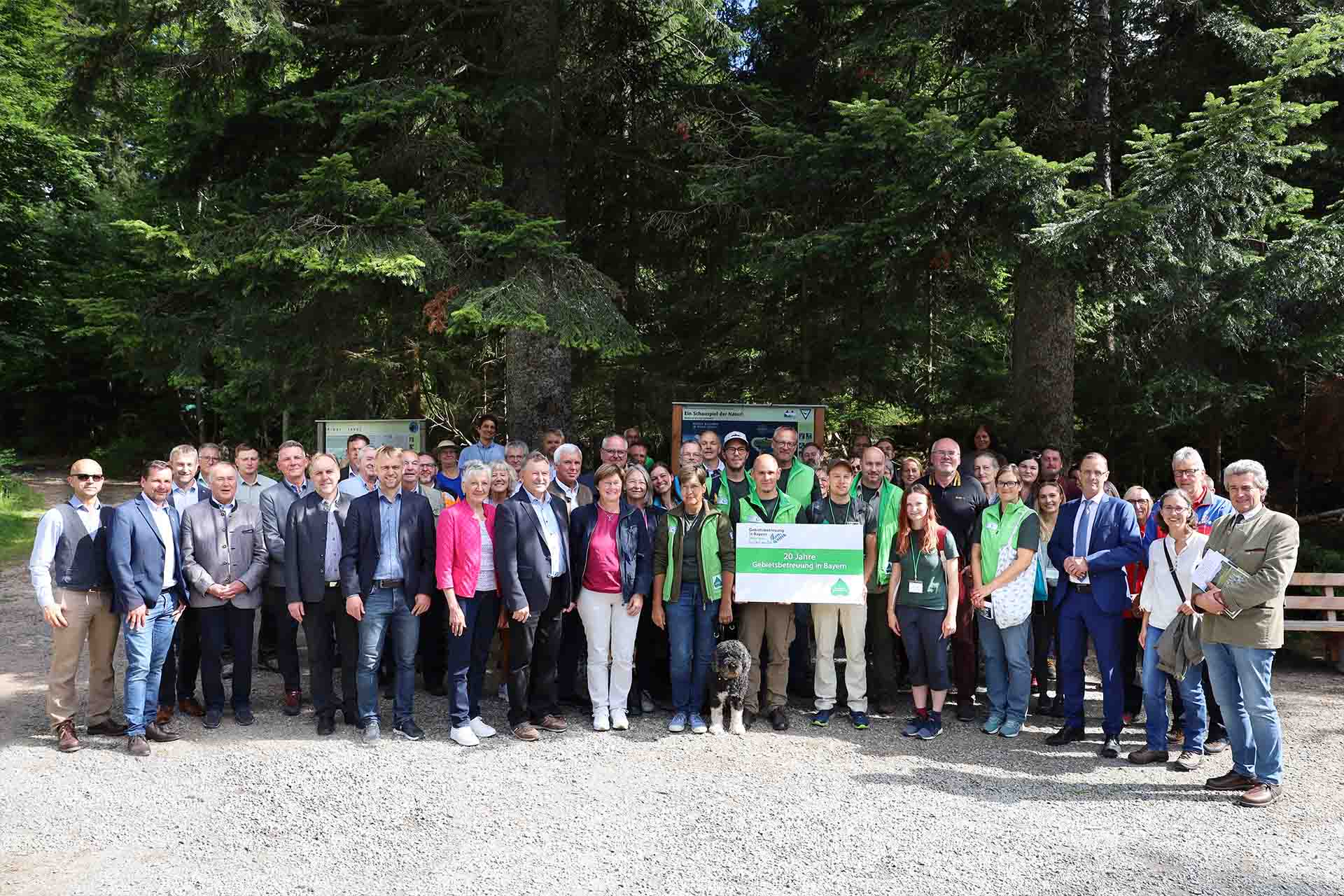 Gruppenfoto am Arbersee aller Teilnehmerinnen und Teilnehmer der Veranstaltung 20 Jahre Gebietsbetreuung in Niederbayern