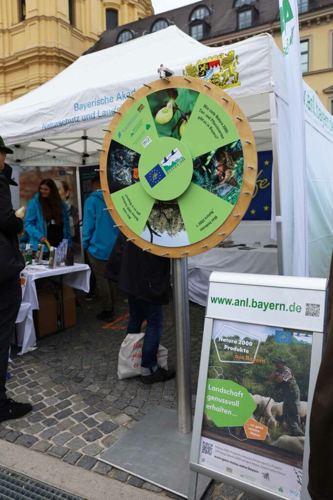 Foto des Glücksrad am Informationsstand des LIFE-Projekts.