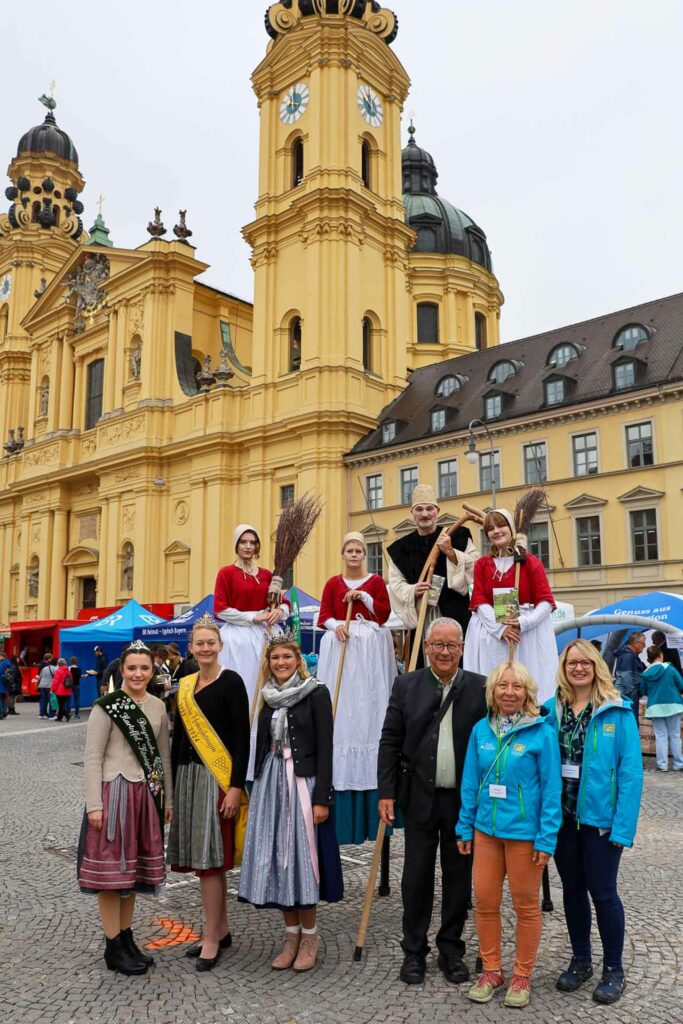 Gruppenfoto des LIFE-Teams mit dem Direktor der ANL Dieter Pasch und den StelzengeherInnen.