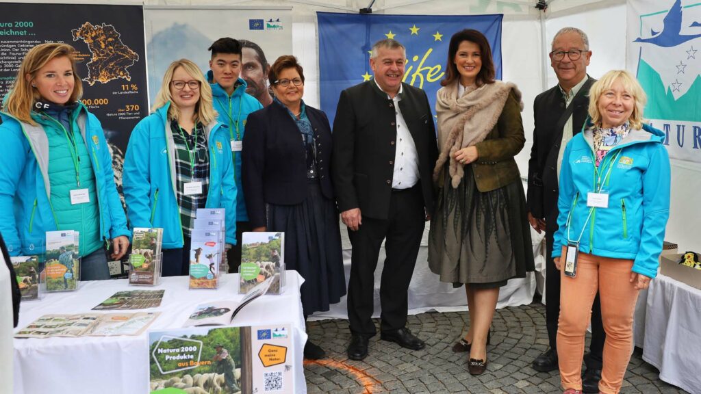 Gruppenfoto am "Ganz meine Natur"-Informationsstand.