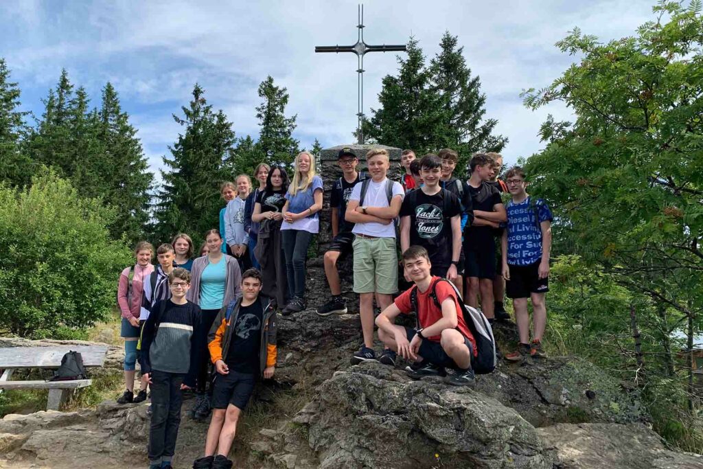 Gruppenfoto der Schulklasse am Gipfelkreuz.