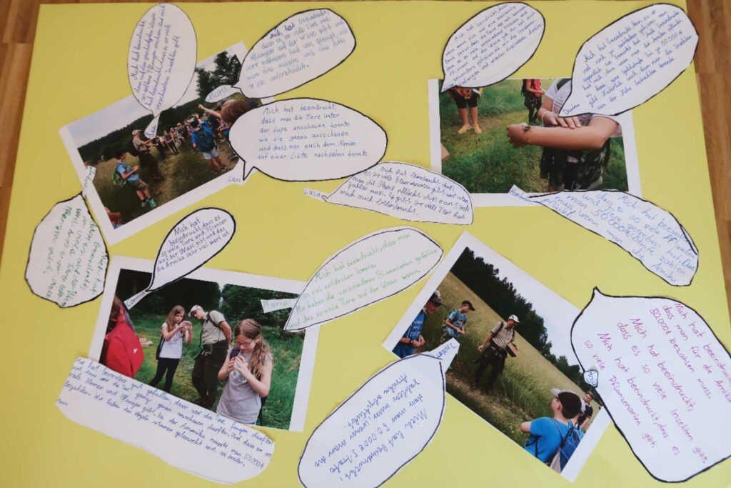 Gelbes Poster mit Fotos der Kinder draußen und handschriftlichen Kommentaren.