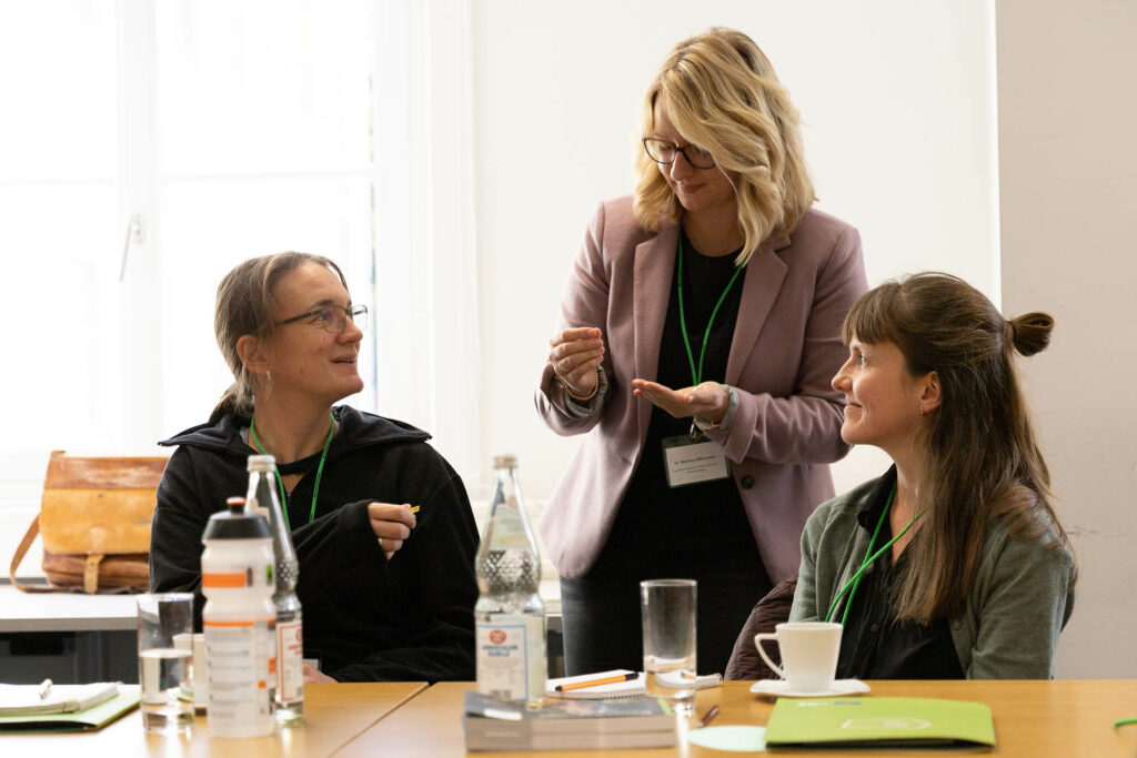 Drei Teilnehmerinnen des Natura 2000-Produkte Workshops diskutieren zu den Natura 2000-Produkten.