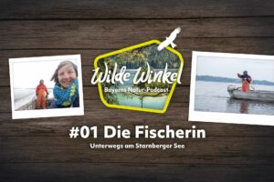 Titelbild Podcast-Folge die Fischerin: Eine Frau steht früh morgens auf ihrem Fischerboot und wirft das Netz aus.