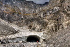 Blick auf die Eiskapelle am Königsee. Ein großer Eingang führt in die Felswand.