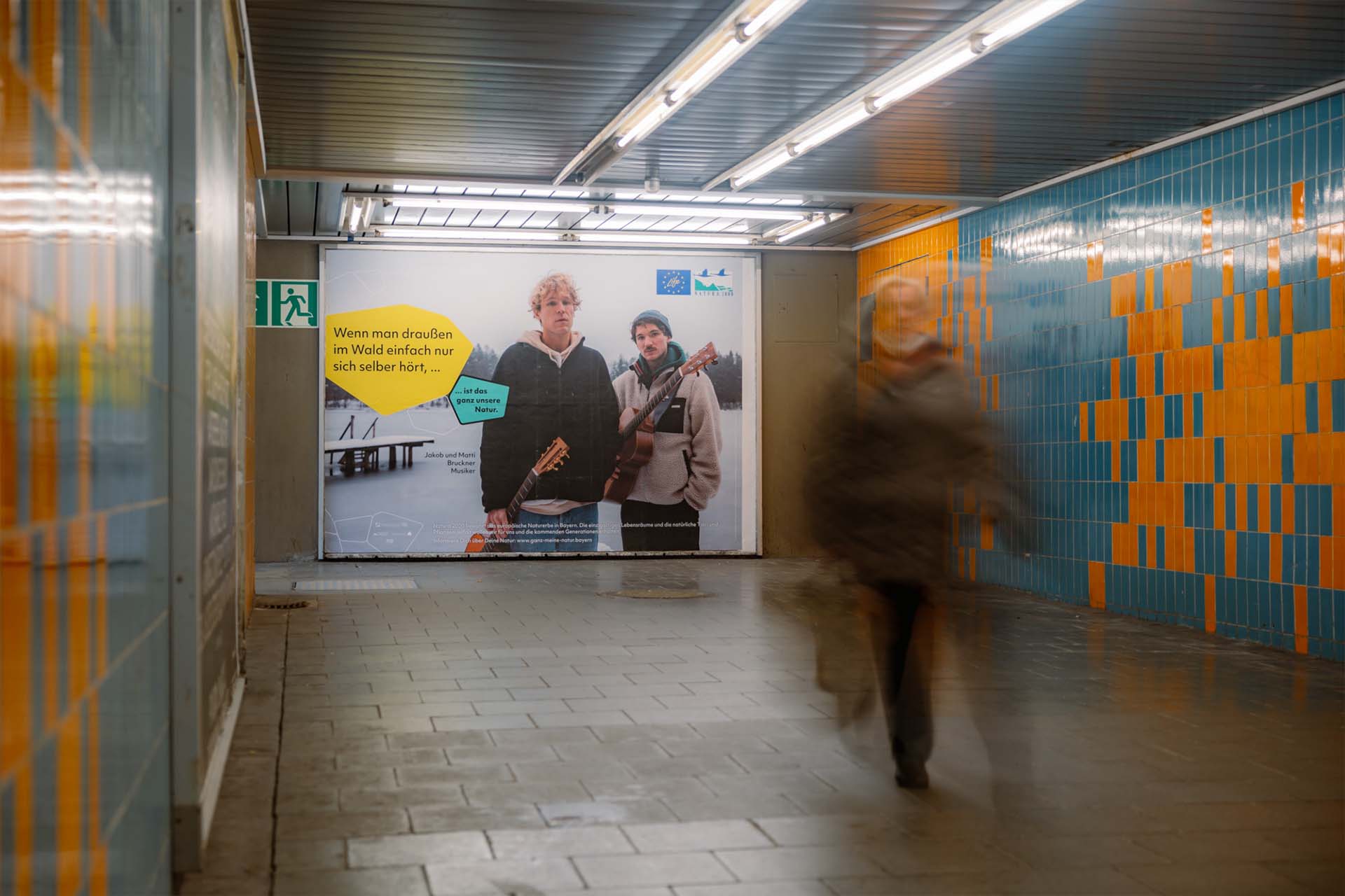 Großflächen Plakat von Natura 2000-Botschaftern Jakob und Matti Bruckner in München.