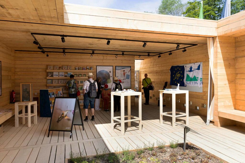 Blick in den Holzpavillon des Bayerischen Staatministeriums für Umwelt und Verbraucherschutz.