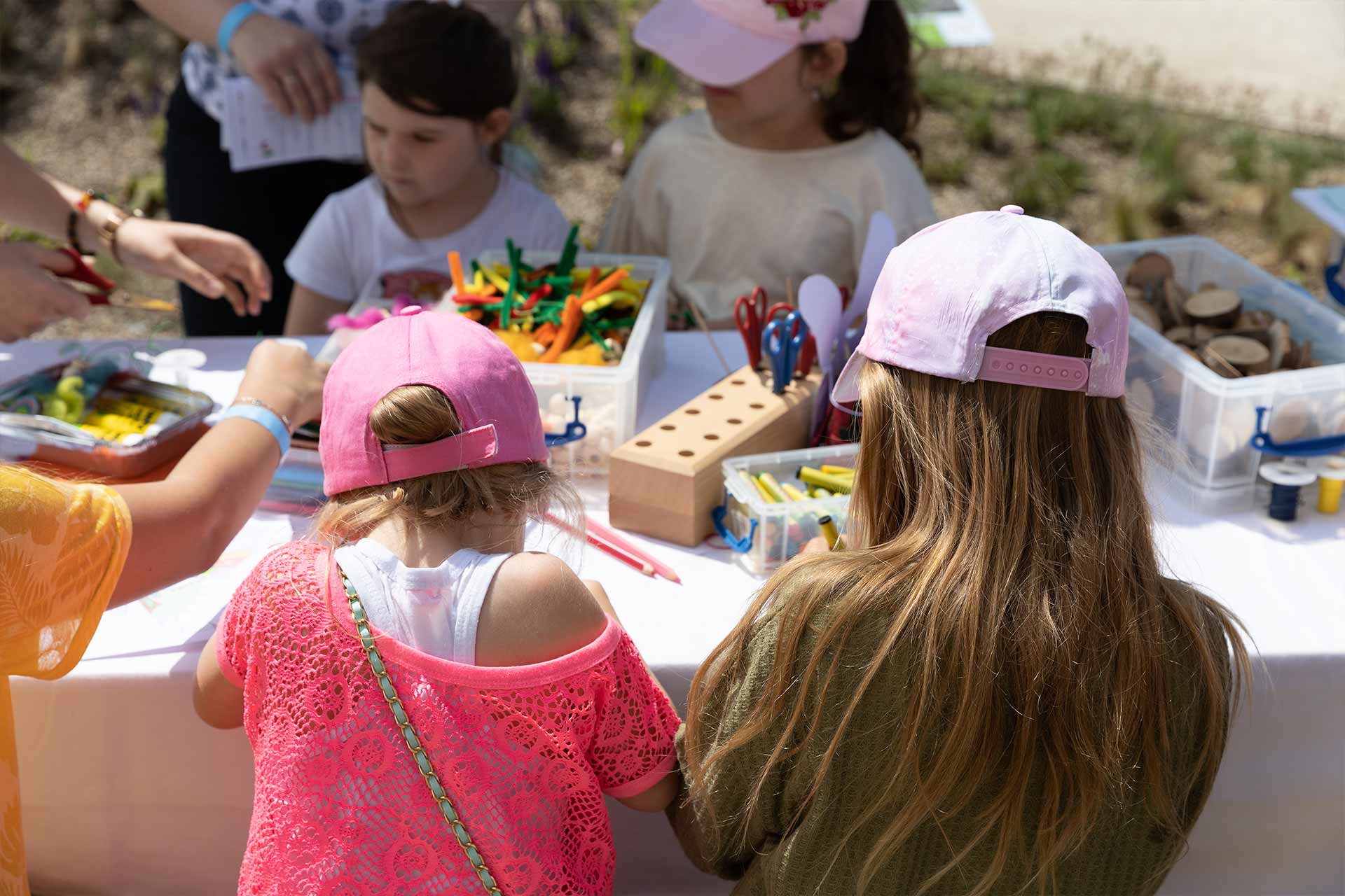 Eine Gruppe Kinder sitzt am Basteltisch.